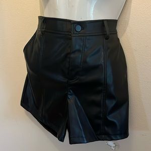 Women faux leather mix spandex and polyester black shorts size XL